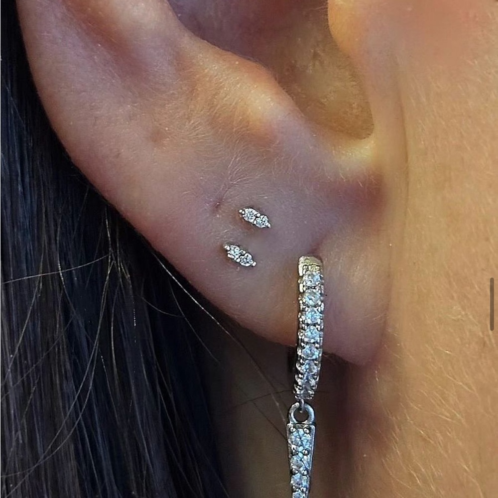 BJO Mishka tsavorite in yellow gold press fit piercing jewelry - Picture 2 of 4